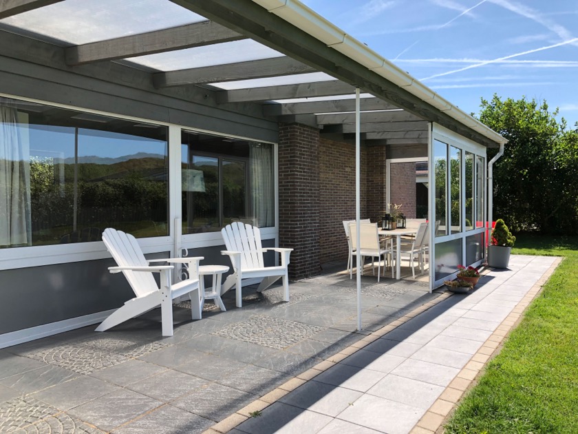 Teilweise überdachte Terrasse mit Windschutz