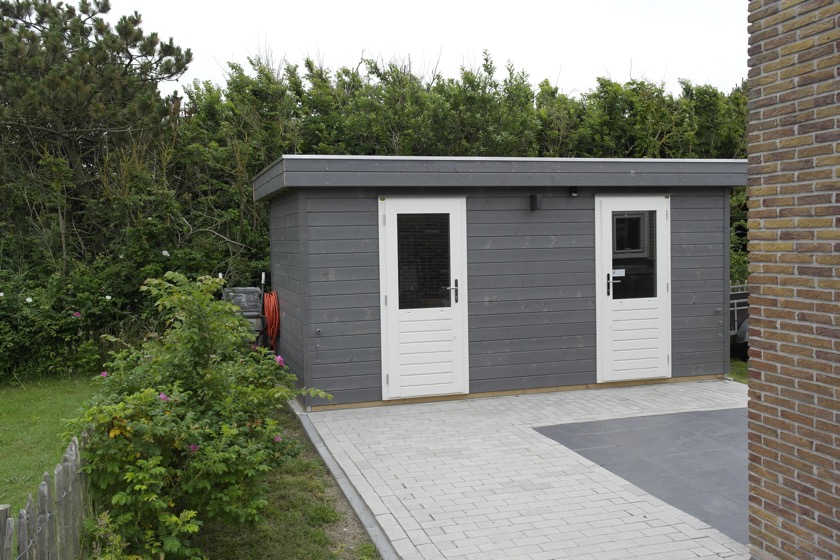 Schuur voor de strandspullen en wasmachine