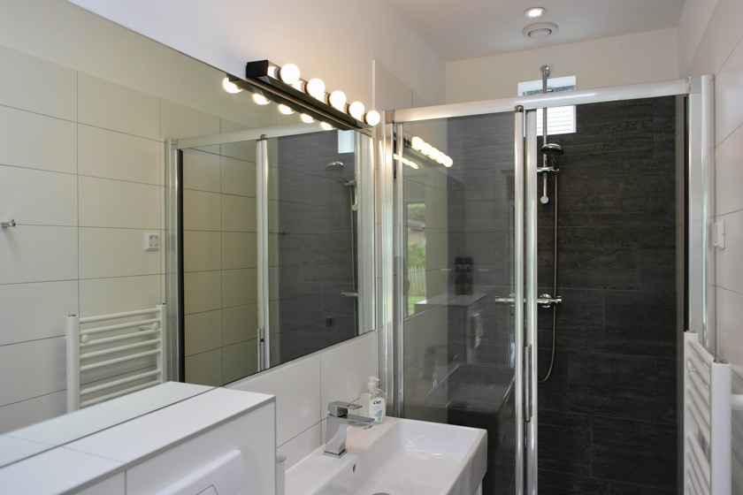  Luxe badkamer met grote douche en handdoek- en vloerverwarming