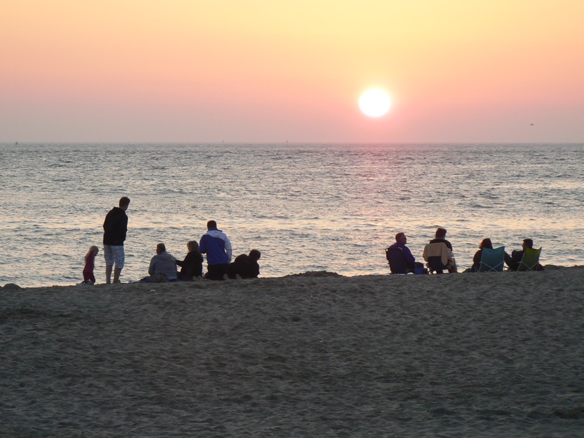  Genieten van de laatste zonnestralen aan het strand